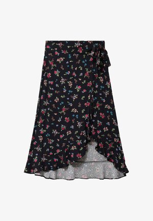 Zwarte overslagrok met roze, rode en blauwe bloemprint, gerimpelde zoom en zijstrik, met een asymmetrisch gelaagd ontwerp.