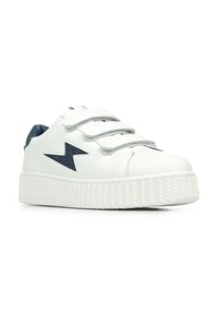 Sneakers bianchi in pelle con dettagli in denim blu, tre fibbie in velcro e una suola piatta bianca testurizzata. Logo a forma di stella sul lato.