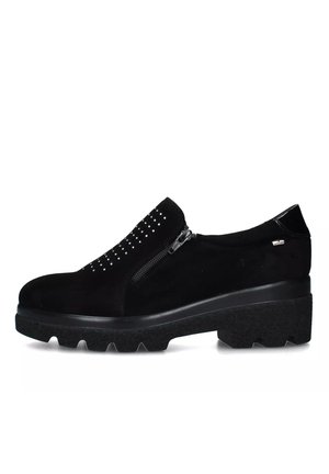 Scarpa slip-on in suede nero con chiusura a zip e strass decorativi sulla tomaia. Suola spessa e nera con design robusto e texture.
