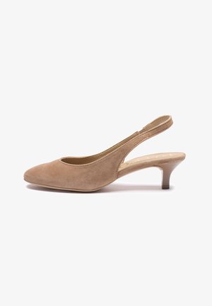 Beżowy zamszowy pump na pasek z odkrytą piętą, z ostrym noskiem, niskim obcasem i otwartym tyłem. Gładka faktura i minimalistyczny styl.