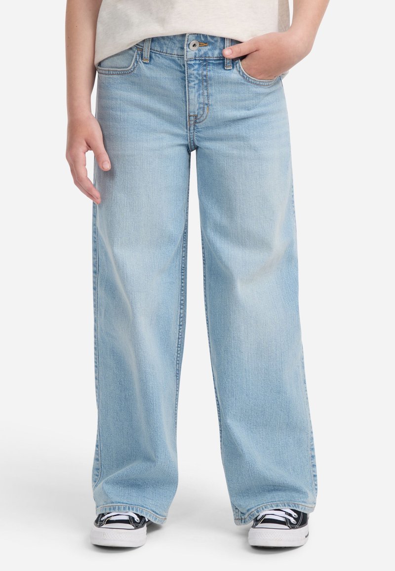 Jeans a gamba larga di un blu chiaro, realizzati in denim, con chiusura a bottoni e zip, cinque tasche e cuciture visibili su tutta la superficie.