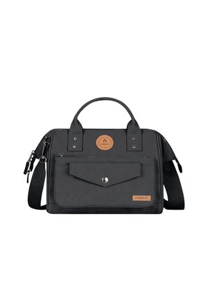 Schwarze rechteckige Handtasche mit Fronttasche, Doppelgriffen, Schulterriemen und braunem rundem Logo-Patch mit der Aufschrift CABAIA in der Mitte und unten rechts.