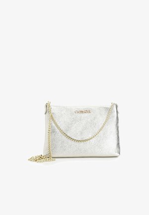 Pochette métallique argentée avec bandoulière chaîne dorée et logo en lettres dorées à l'avant sur fond blanc.
