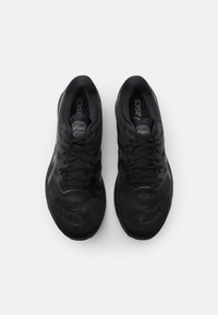 Svarta sportskor med meshtyg i övre delen, rundad tå och perforerade detaljer. Har en texturerad sula och snören för en säker passform.