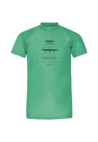 Maglietta sportiva verde a maniche corte con scollo rotondo. Presenta un design grafico con il testo "Protest Sportswear" e un'icona stilizzata.