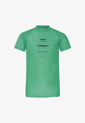 Groene sportshirt met korte mouwen en een ronde halslijn. Bevat een grafisch ontwerp met de tekst "Protest Sportswear" en een gestileerd icoon.