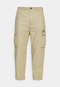 Khaki cargo kalhoty vyrobené z bavlněné směsi. Mezi jejich vlastnosti patří boční kapsy, zapínání na knoflík a zúžené nohavice.