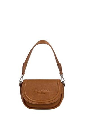 Borsa a tracolla in pelle tan con chiusura a pattina curva, tracolla regolabile e logo impresso sul davanti. Texture liscia e design compatto.