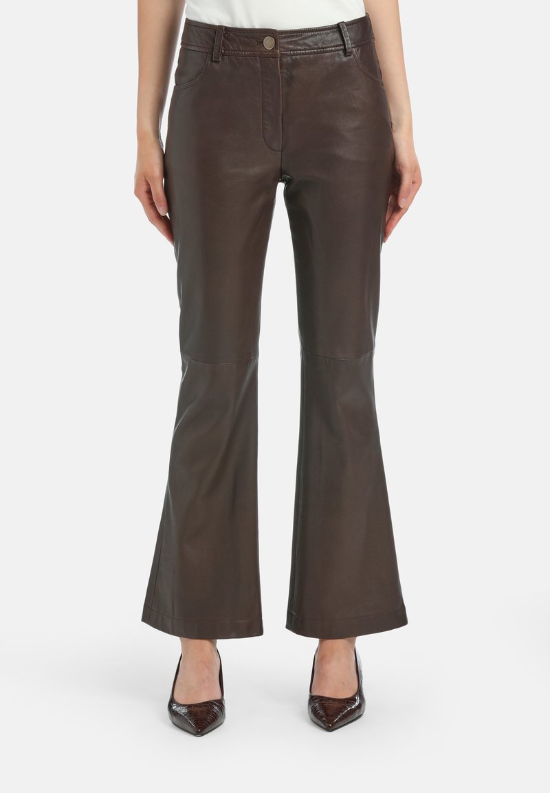 Bruine leren flared broek met een soepele textuur, voorzakken en een enkele knoopsluiting, gecombineerd met puntige gepatenteerde hakken.