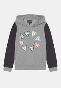 Sudadera gris con mangas azul marino, que presenta múltiples logotipos triangulares en verde, rojo, amarillo y azul. Incluye un bolsillo frontal y capucha ajustable.