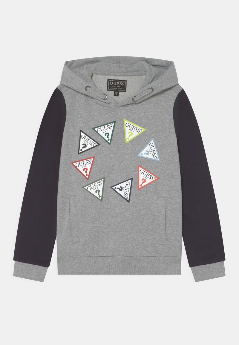 Sudadera gris con mangas azul marino, que presenta múltiples logotipos triangulares en verde, rojo, amarillo y azul. Incluye un bolsillo frontal y capucha ajustable.