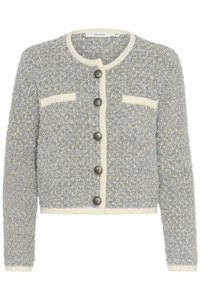 Lyseblå teksturert cardigan med kremfarget kant, med to lommer og store knapper foran. Materialet viser et vevd mønster.