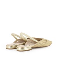 Zapatos de slingback dorados, estilo crochet, con punta afilada, que cuentan con un tacón plano y un material tejido texturizado. Diseño simple y minimalista.
