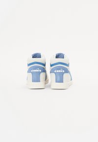 Baskets montantes en cuir blanc et en suède bleu. Les caractéristiques incluent une semelle texturée, un design à lacets et un logo au niveau du talon.