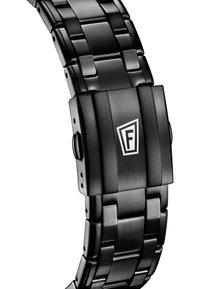 Črno kovinsko uro z brušenim zaključkom, z verižico in zložljivim zapiranjem s trikotnim logotipom.