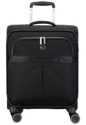 Valise souple noire avec poche zippée à l'avant, poignée rétractable, poignée de transport supérieure et quatre roulettes pivotantes.