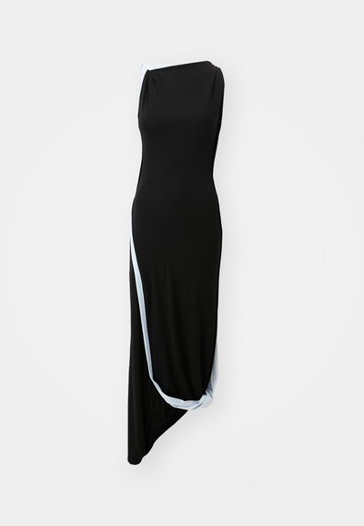 Vestido maxi sem mangas preto com um design drapeado, hemline assimétrica e uma franja azul clara ao longo de um dos lados. Tecido de textura suave.