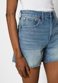 Madewell RELAXED MID LENGTH - Calções de ganga - kelton