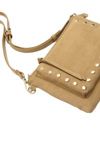 Brązowa torebka crossbody z zamszu z srebrnymi ćwiekami wzdłuż przedniej kieszeni, zamknięciem na zamek błyskawiczny oraz regulowanym paskiem z metalowym zapięciem.