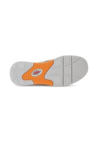 Witte sneaker buitenzool met gestructureerde patronen en een oranje accent in het midden, met een logo nabij het midden.