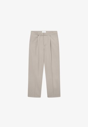 Pantaloni bej deschis, cu dungi verticale, cu pliseuri la talie, design cu picior drept și o etichetă vizibilă pe talie.