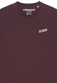 T-shirt en coton bordeaux avec un col rond et des manches courtes ; présente une impression de texte blanc avec le message "ALLEZ VERT !" sur le devant.