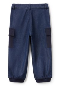 Pantalones de mezclilla azul marino con un corte relajado, cinturilla elástica y puños acanalados. Cuenta con dos bolsillos laterales tipo cargo en una tela de contraste.