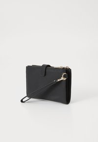 Portafoglio nero con superficie texture, dotato di chiusura a zip, un cinturino da polso e dettagli in metallo dorato. Forma rettangolare compatta.