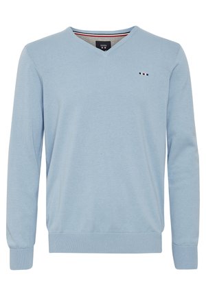 Svijetloplavi v-izrez pulover od mekanog pletiva, sa dugim rukavima, rebrastim manžetama i rubom, te malim logotipom na prsima.