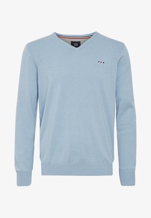 Pull bleu clair en V en tissu tricoté doux, avec des manches longues, des poignets et un ourlet côtelés, et un petit logo sur la poitrine.