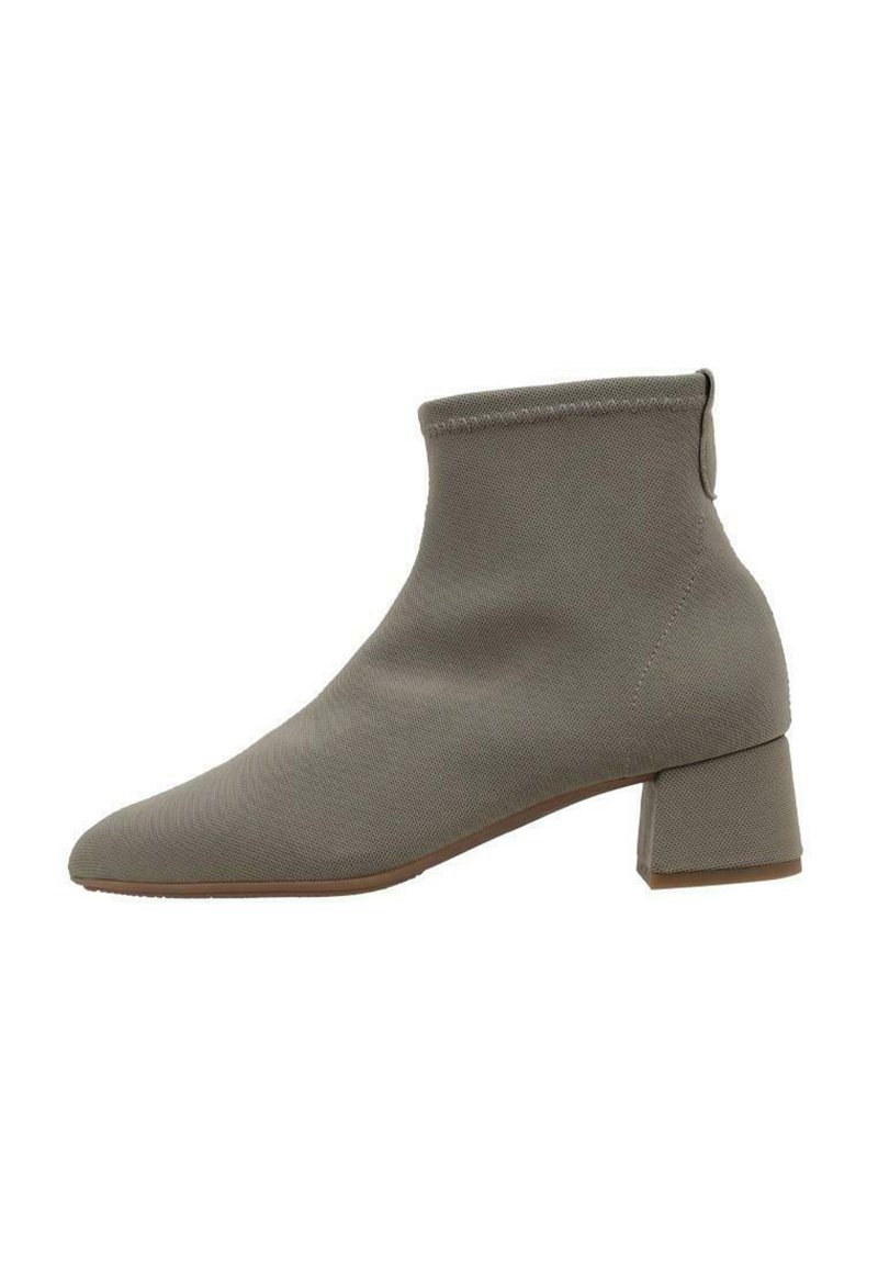Bottine grise en tissu texturé, dotée d'un bout pointu et d'un talon carré. Design simple avec une structure minimaliste.
