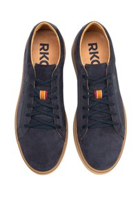 Męskie granatowe zamszowe buty sportowe z ciemnymi sznurówkami, gumową podeszwą i kolorowym wzorem w okolicach dziurek na sznurówki. Teksturowana cholewka, minimalistyczny design.