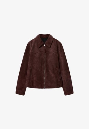 Brązowa zamszowa kurtka z przednim suwakiem, szerokim kołnierzem, długimi rękawami oraz dwoma pionowymi kieszeniami z przodu po każdej stronie.