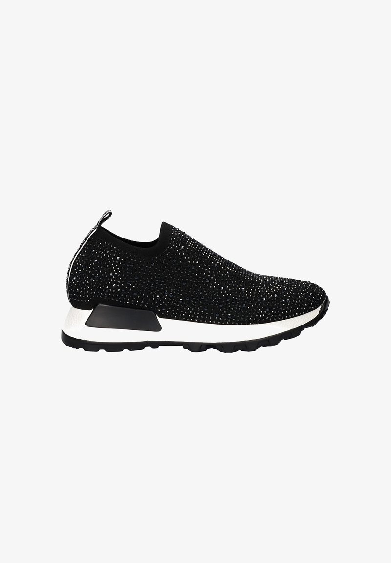 Zapatilla negra con una parte superior texturizada cubierta de pequeños studs, una media suela blanca y una suela exterior de goma negra. Cuenta con una pestaña en el talón.