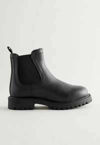 Svart läder Chelsea-boots med elastiska sidopaneler, texturerad ovandel, dragflik och slitstark gummisula. Har en stilren, ankellång design.
