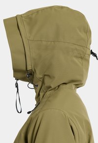 Olivno zelena vodoodporna jakna z oblikovano kapuco, ki ima nastavljive vezalke in gladko, mat teksturo.