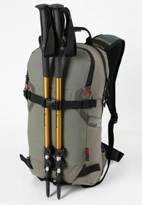 Zaino grigio con spallacci neri, dotato di due bastoni da trekking dorati bloccati sul retro e dettagli rossi. Pannello testurizzato sulla parte superiore.