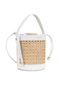 Petit sac de style seau avec corps en rotin tressé, garniture et anses en cuir blanc, accents dorés, et haut en tissu à cordon de serrage.