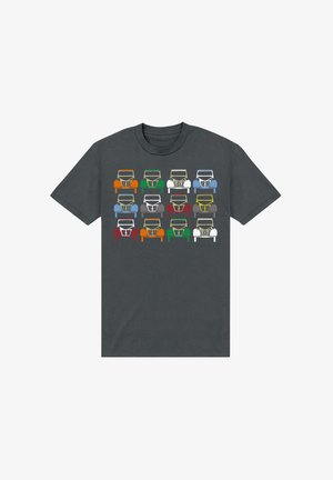 Dunkelgraues Baumwoll-T-Shirt mit einem grafischen Muster aus farbenfrohen Illustrationen von Autovorfronten in Reihen, mit verschiedenen Farben wie Grün, Orange und Blau.