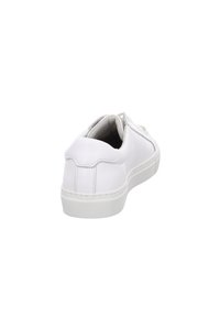 Weiße Ledersneaker mit abgerundetem Zehenbereich, strukturiertem Gummisohle und minimalistischem Design mit dezenten Nähten und glatter Oberfläche.