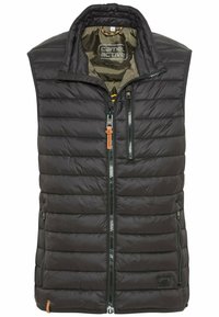 Chaleco negro acolchado sin mangas con cremallera frontal, bolsillos con cremallera en el pecho y los laterales, y etiqueta "Camel Active" en el interior del collar.
