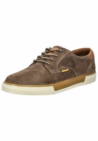 Zapato casual de ante marrón con diseño de cordones, acentos en color beige claro, suela de goma blanca y parte superior texturizada con detalles de costura.