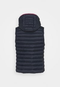 Granatowa kamizelka puchowa z kapturem, z pikowanym wzorem i poziomym przeszyciem. Wnętrze kaptura ozdobione różowym kontrastowym wykończeniem.