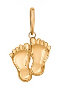 Złoty wisiorek w kształcie niemowlęcych stóp, z detalami palców i gładką powierzchnią, z zawieszką do mocowania.
