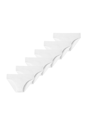 Six culottes blanches sans couture pour femmes disposées en diagonale sur un fond blanc.