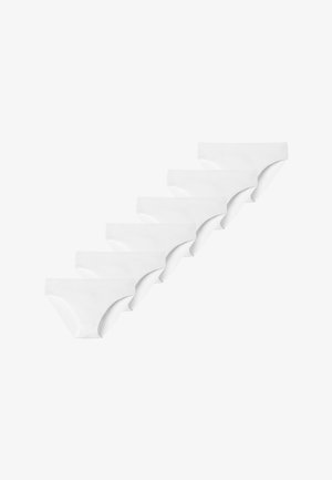 Six culottes blanches sans couture pour femmes disposées en diagonale sur un fond blanc.