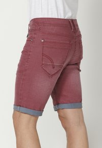 Koroshi BERMUDA STRETCH REGULAR COLORS BERMUDA STRET - Kratke hlače od trapera - granate