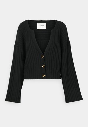 Schwarze, kurz geschnittene Strickjacke aus geripptem Stoff, mit tiefem V-Ausschnitt, drei goldenen, dreieckigen Knöpfen und weiten Ärmeln.