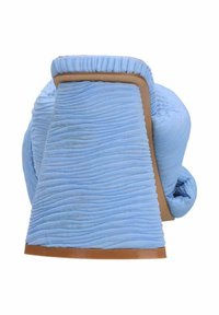 Lichtblauwe platform sandaal met een bovenwerk van textuurstof, een gebogen vorm en een tan rubberen zool. Beschikt over een uitlopend, geribbeld hak.