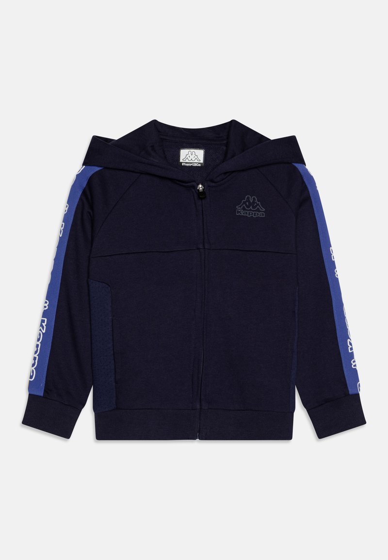 Tengerészkék zipzáras kapucnis pulóver, puha anyagból készült. Kapucnival, zsebekkel és kék oldalsávokkal rendelkezik, amelyek logót tartalmaznak. Bordázott mandzsetták és alsó rész. Sima textúra.